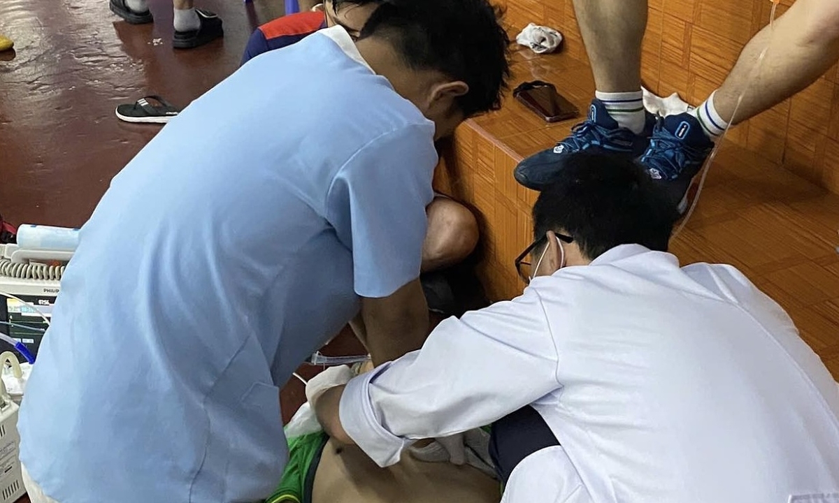 Huấn luyện viên cầu lông đột tử trên sân tập