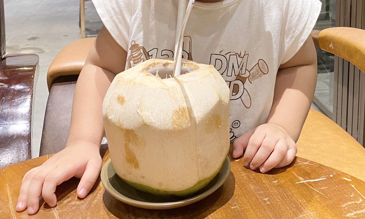 Điều gì xảy ra khi bà bầu uống nước dừa?