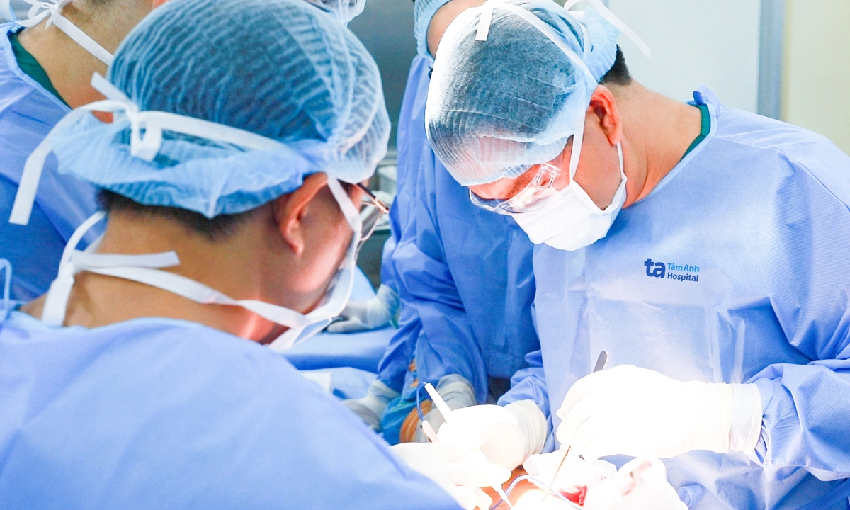 Khối u ung thư 1,2 kg ở chân người đàn ông