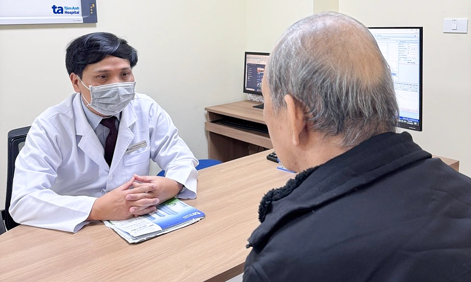 Bướu giáp đẩy lệch khí quản, thực quản người đàn ông