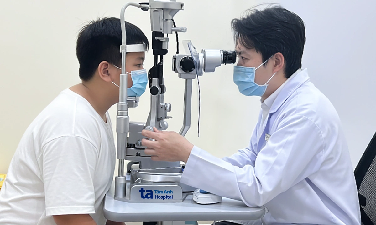 Chắp mi do tắc nghẽn tuyến bã nhờn