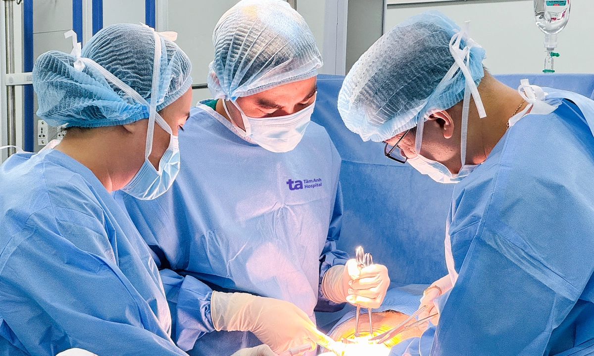 Thai nhi bị tràn dịch màng tim chào đời an toàn