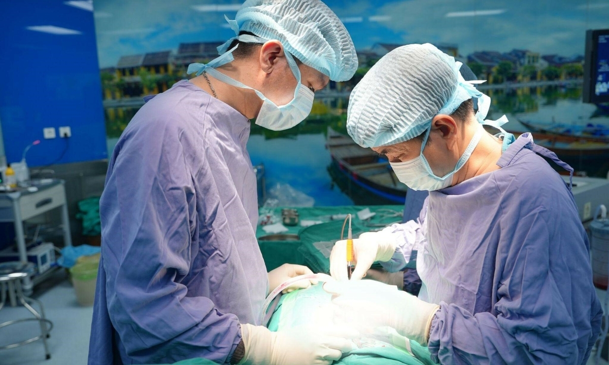 Tê liệt chân vì đắp lá thuốc chữa thoát vị đĩa đệm