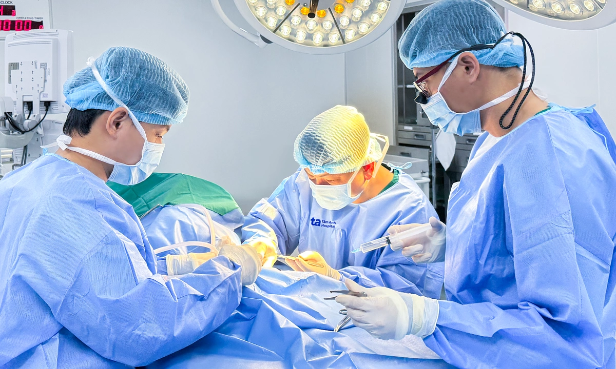 Bé trai đứt gân gót chân do tai nạn xe máy