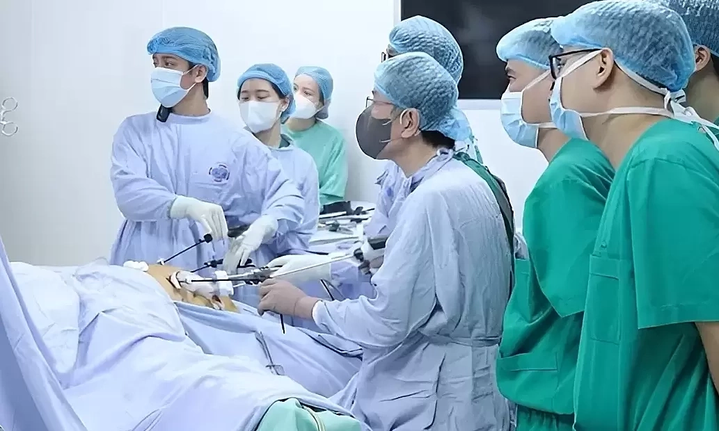 Phút cân não sau cánh cửa phòng mổ