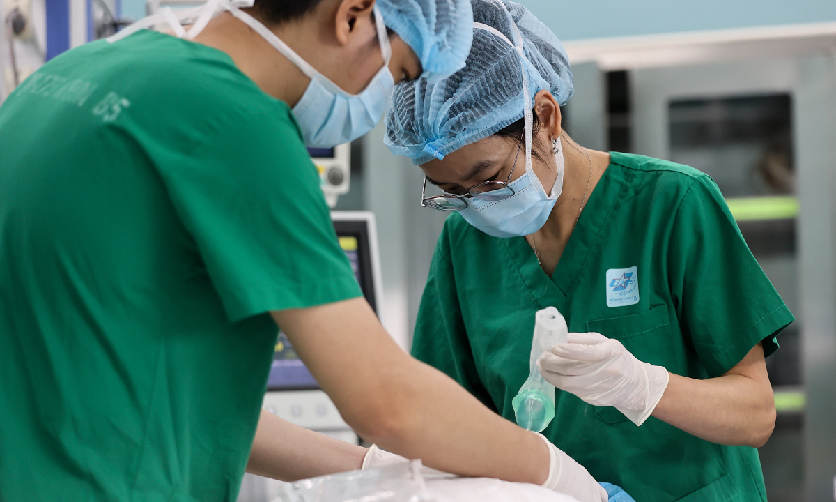 "Kẻ thù thầm lặng" khiến dân văn phòng đối mặt nguy cơ mổ cột sống sớm