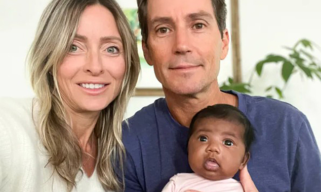 Vợ chồng da trắng sinh con da màu vì bị chuyển nhầm phôi