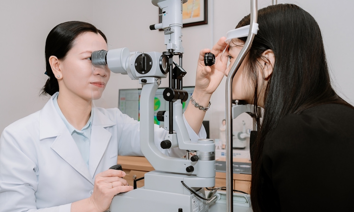 Thức khuya, nghiện màn hình - "combo" tàn phá mắt