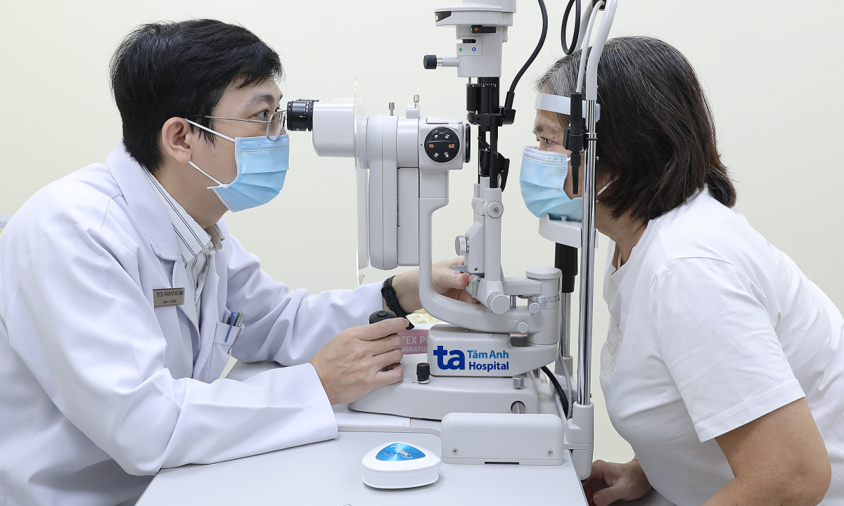 Ba người trong gia đình cùng cận thị, đục thủy tinh thể