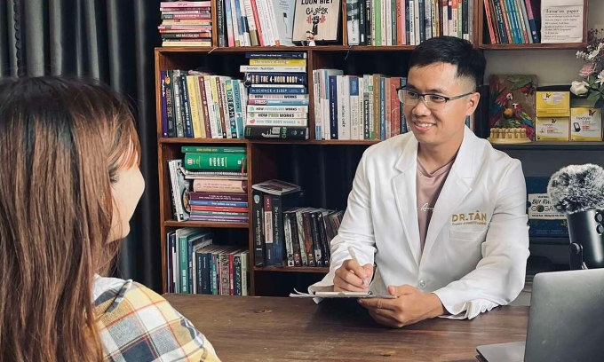 Bác sĩ Tân tư vấn cho bệnh nhân. Ảnh: Bác sĩ cung cấp