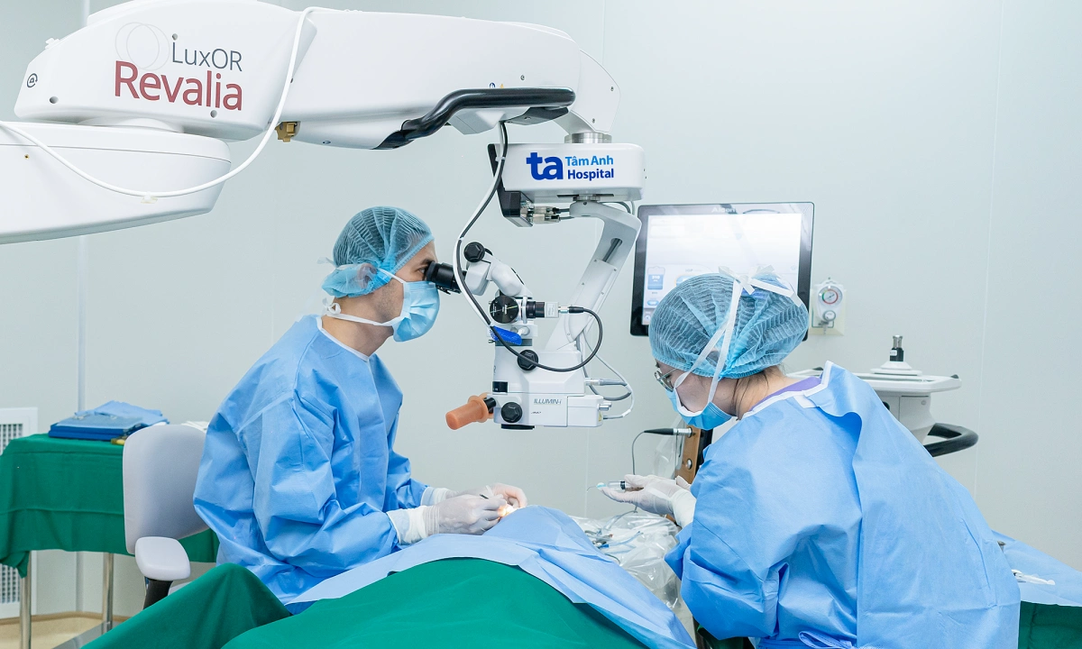 Việt kiều về nước ăn Tết kết hợp mổ mắt