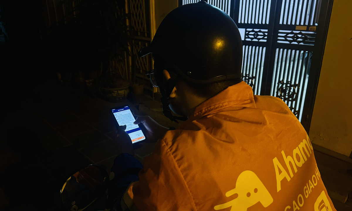 Những cuốc xe "bào mòn" người giao hàng cận Tết