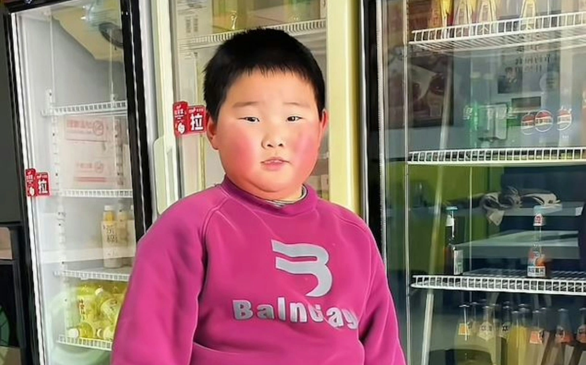 Bé trai 90 kg nhảy dây để "trả nợ" 1,8 triệu lượt like