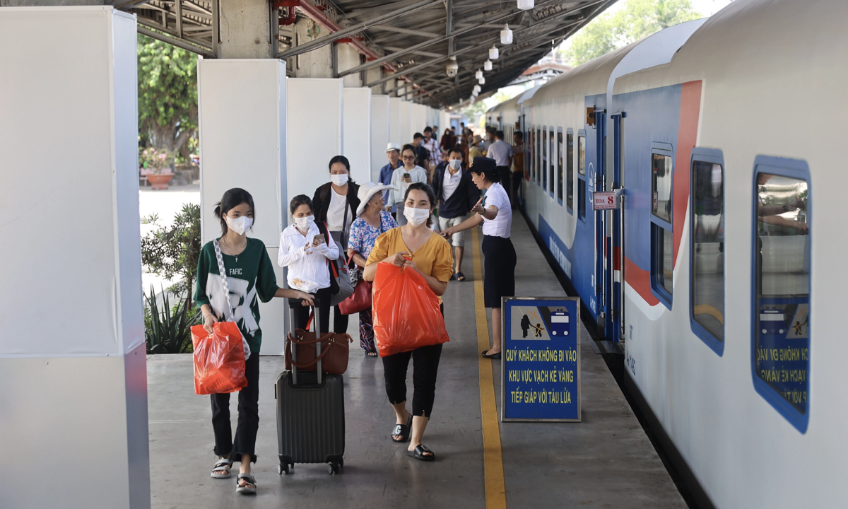 Bác sĩ chỉ cách xoa bóp bấm huyệt giảm say tàu xe