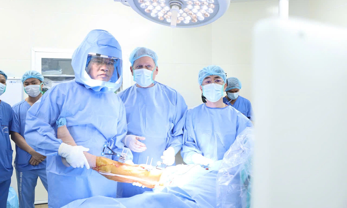 Hồi sinh đôi chân bằng robot phẫu thuật