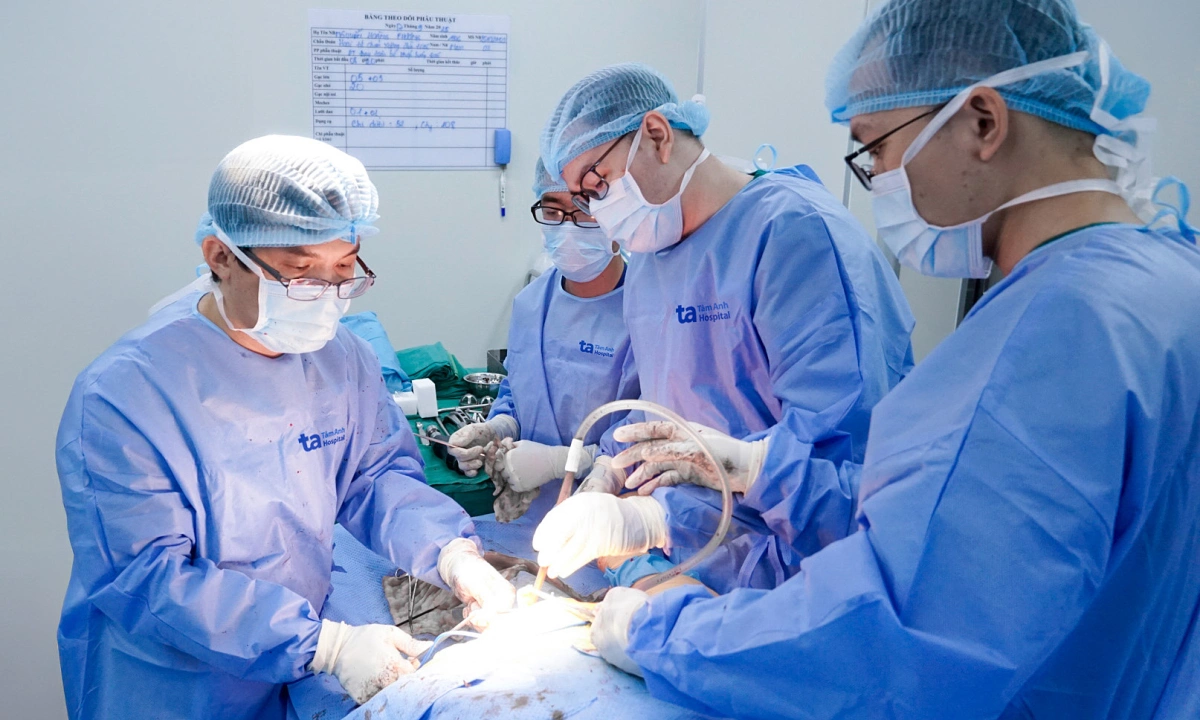 Hoại tử xương đùi, người đàn ông phải thay khớp háng