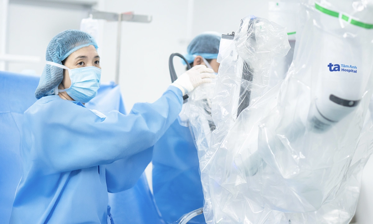 Robot phẫu thuật thông niệu quản cho người phụ nữ