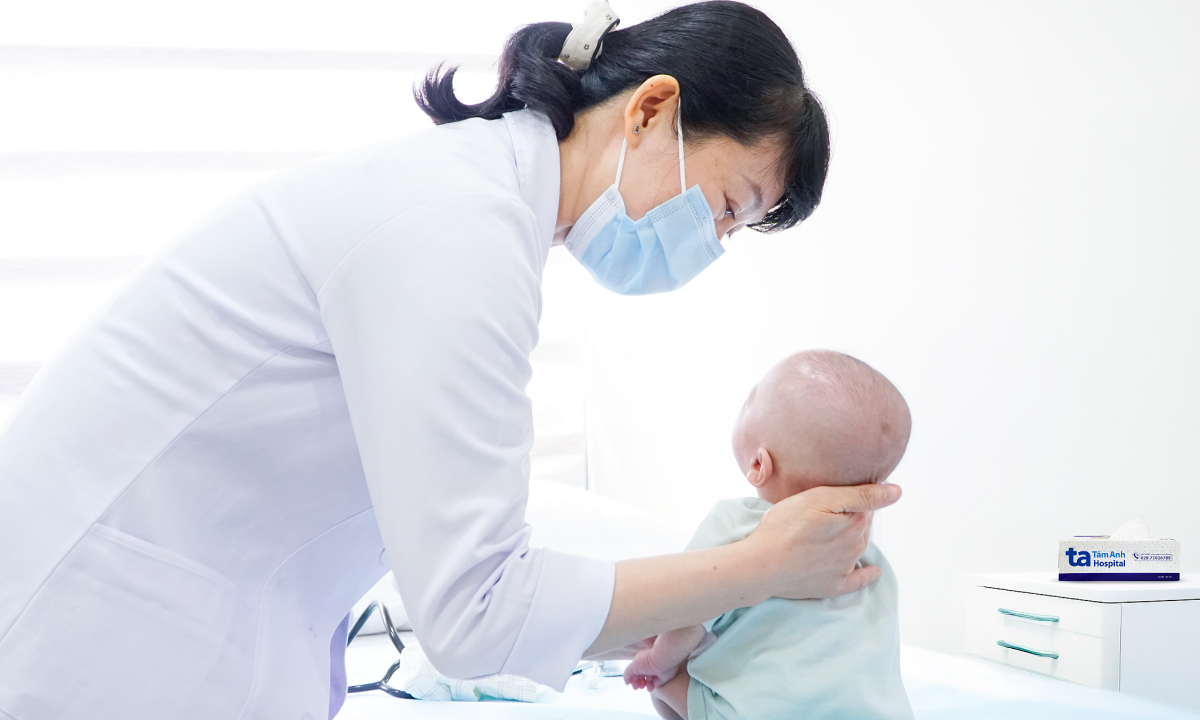 Bé sinh non nặng 600 g mang ba đột biến gene