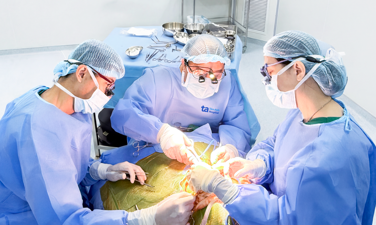 Bé 3 ngày tuổi được phẫu thuật cắt u vùng cùng cụt