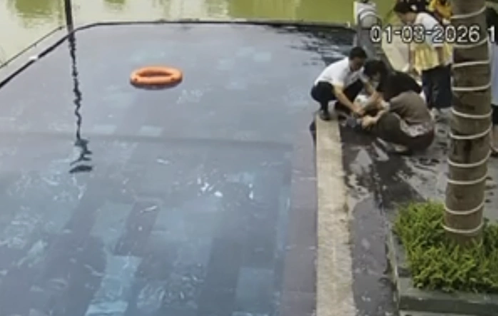 Bé trai ngừng thở ở khu du lịch, bác sĩ ép tim cứu sống