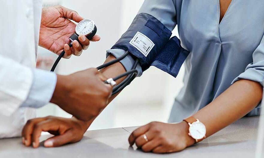 Bác sĩ tim mạch Mỹ tiết lộ mẹo thở giúp hạ huyết áp trong 2 phút