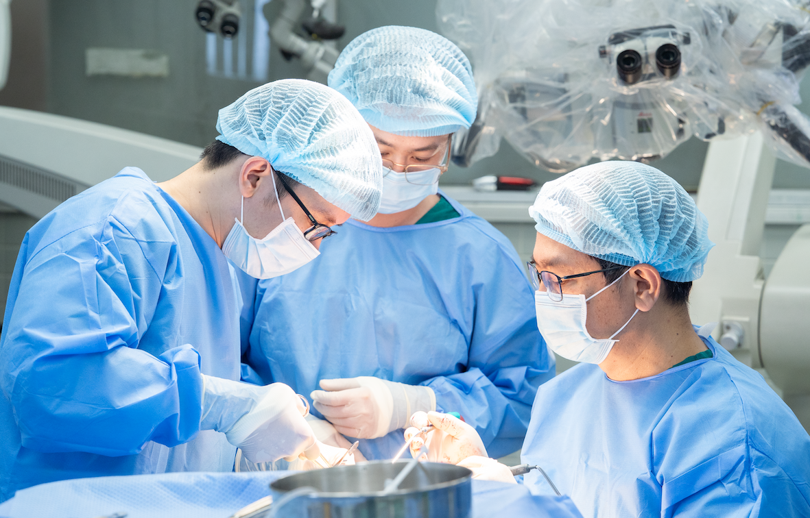 Cô gái 20 tuổi thoát liệt sau 24 giờ mổ não