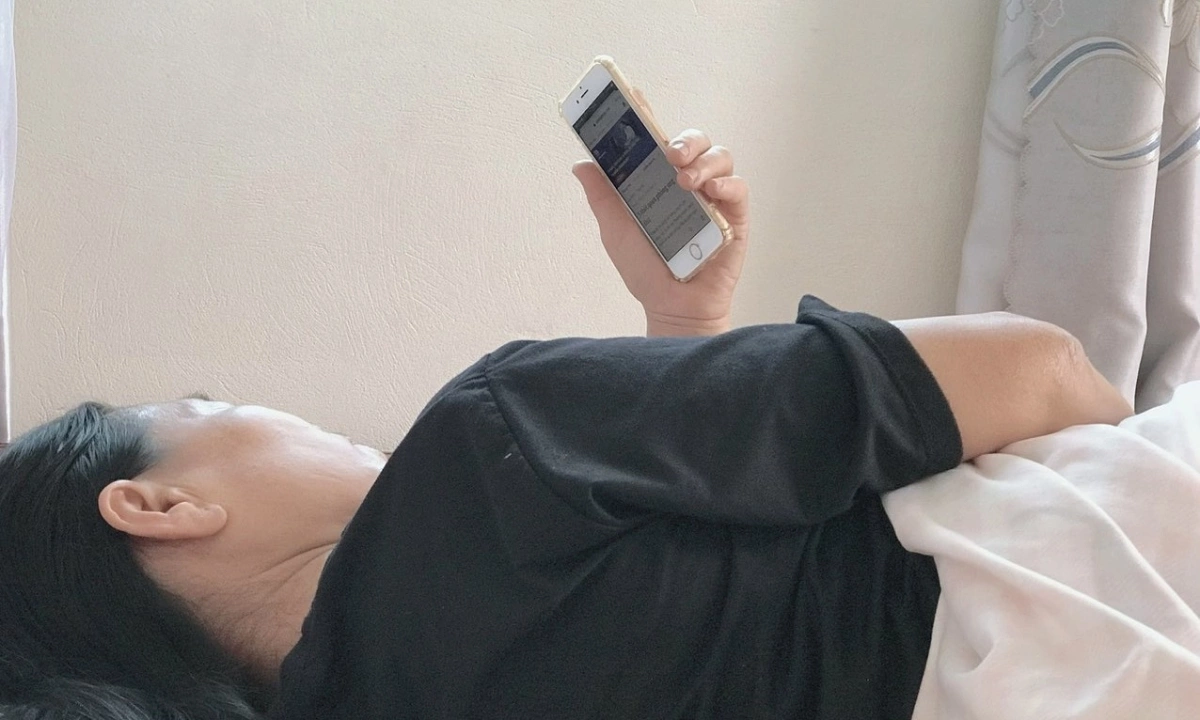 Vì sao thường xuyên đau đầu sau khi dùng điện thoại?