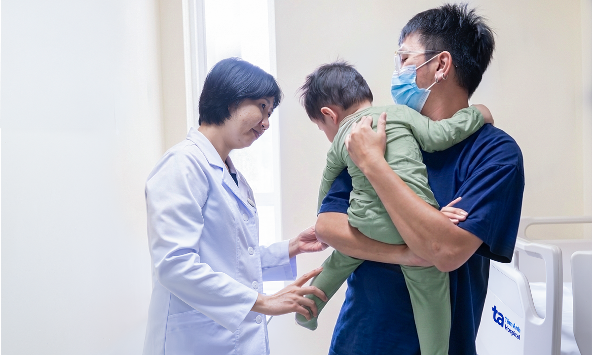 Bé trai 16 tháng tuổi tràn dịch màng tinh hoàn