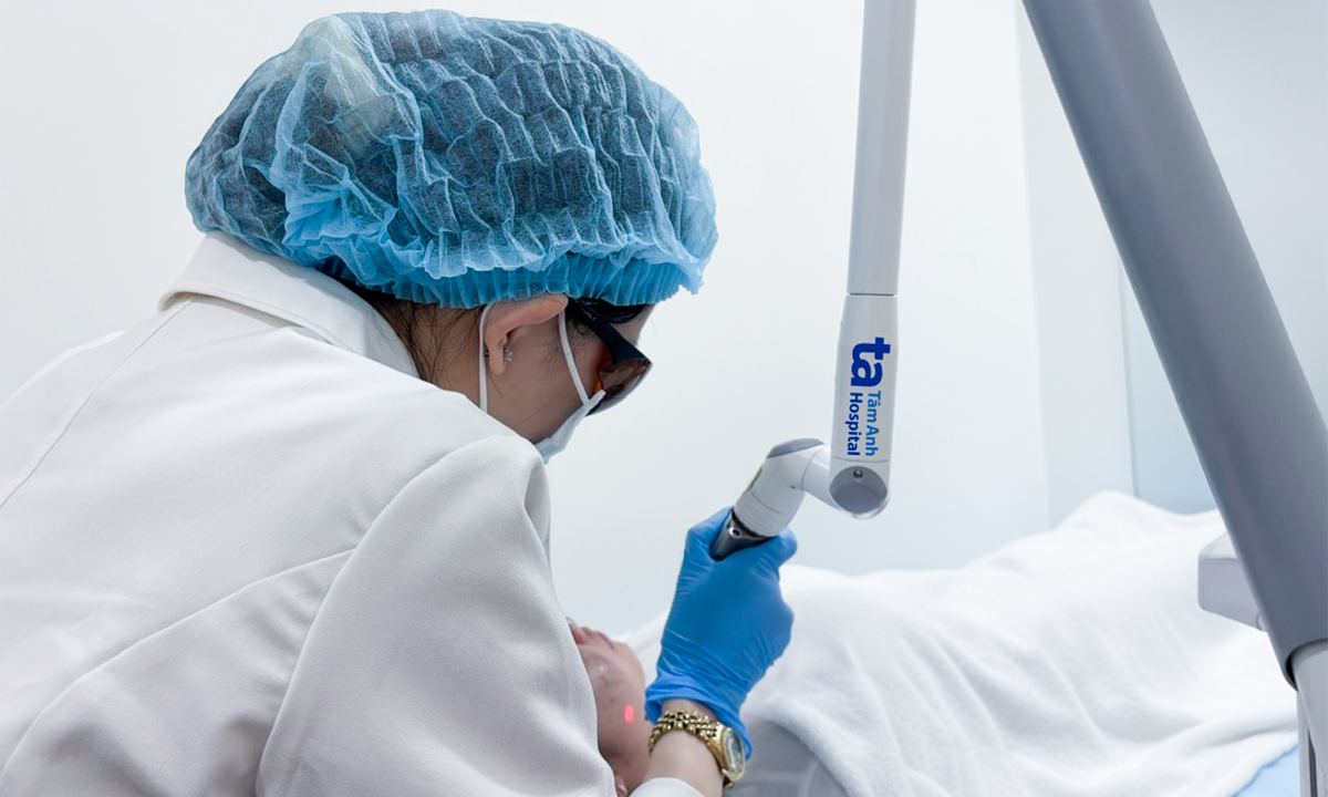 Xóa bớt sắc tố trên mặt thiếu nữ