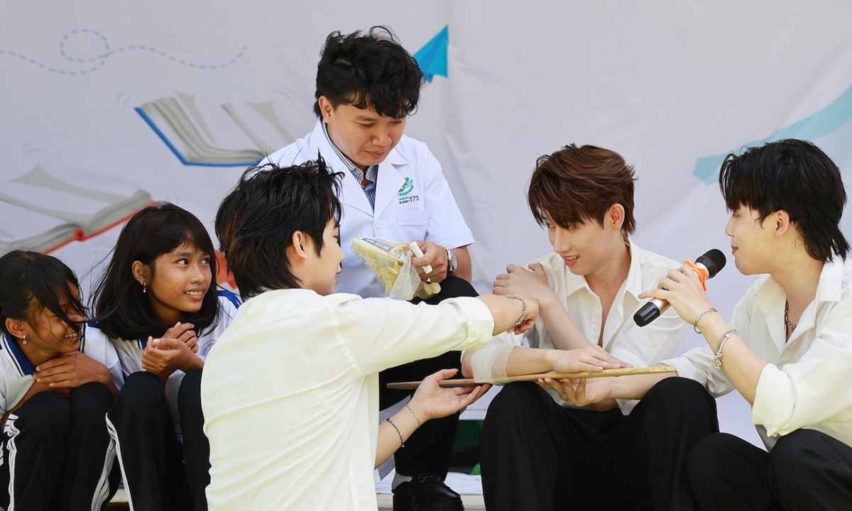 Ca sĩ Hồ Đông Quan cùng học sinh thực hành kỹ năng cứu người lúc nguy cấp