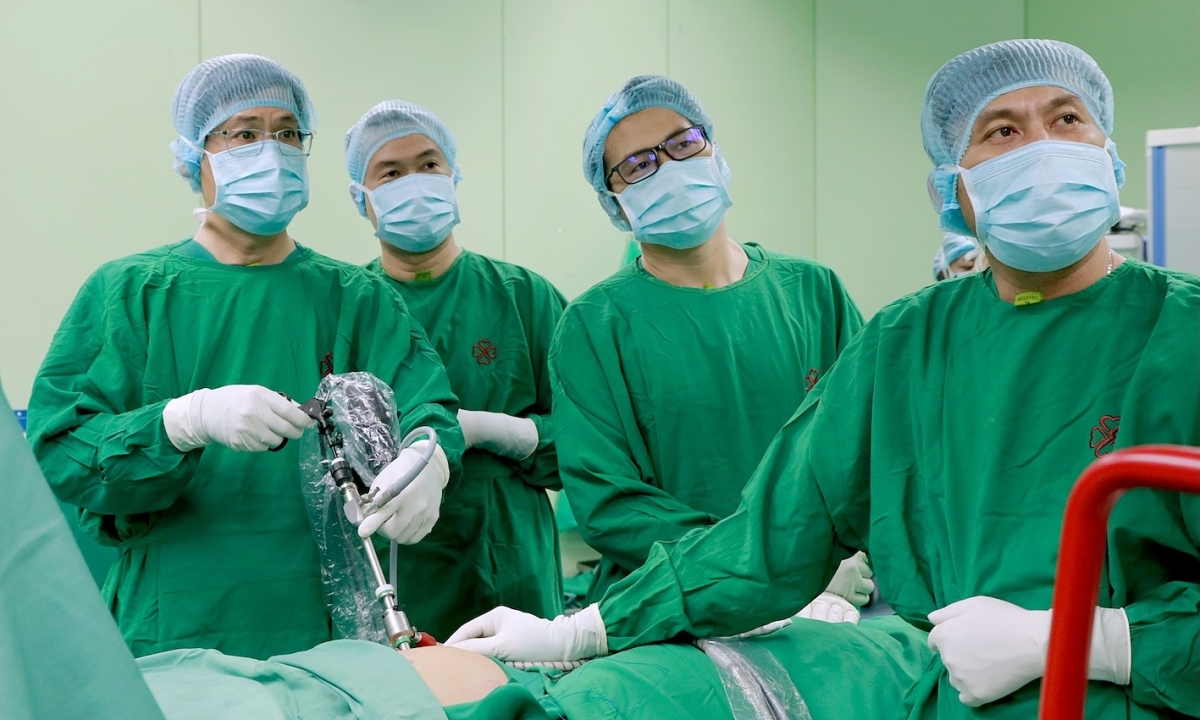 Mổ ruột thừa một lỗ cho người bệnh 30 năm truyền máu