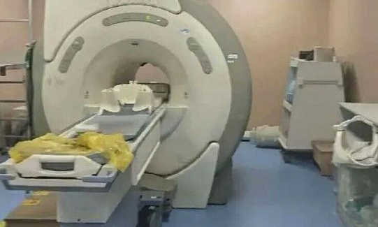 Bác sĩ bỏ quên bệnh nhân 6 tiếng trong máy chụp cộng hưởng từ