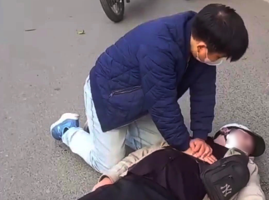 Bác sĩ quỳ giữa đường ép tim cứu người tai nạn giao thông