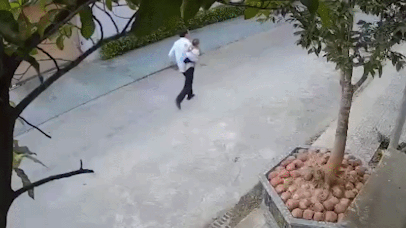 Hai bác sĩ ép tim cứu người ngừng thở giữa sân bóng chuyền