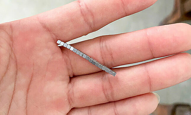 18 viên nam châm kết thành chuỗi gây thủng ruột bé trai