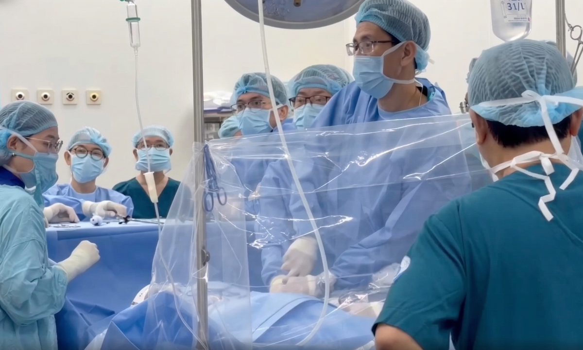 Quả thận của người mẹ cứu cuộc đời con trai 14 tuổi