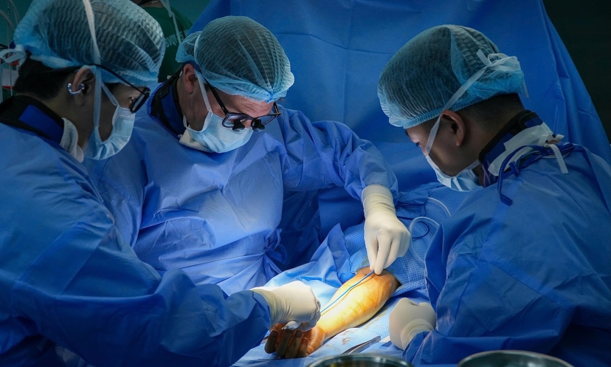 Lướt điện thoại, gõ máy tính sai tư thế gây hội chứng ống cổ tay