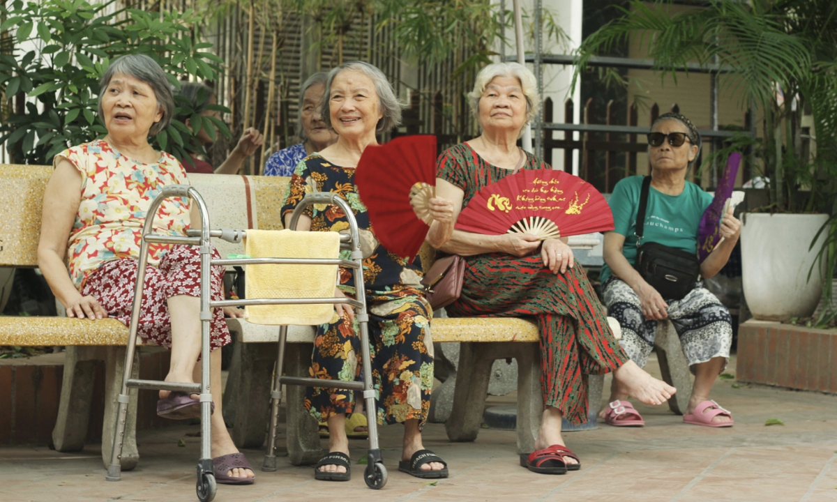 'Gánh nặng kép' khi người già mắc bệnh mạn tính nhiễm khuẩn hô hấp