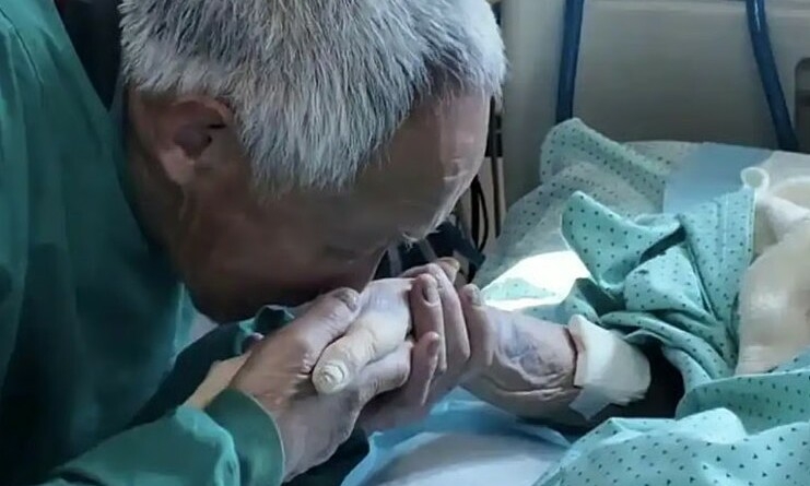 Cụ ông 82 tuổi đi xe buýt 12 tiếng mỗi ngày đến viện chăm vợ