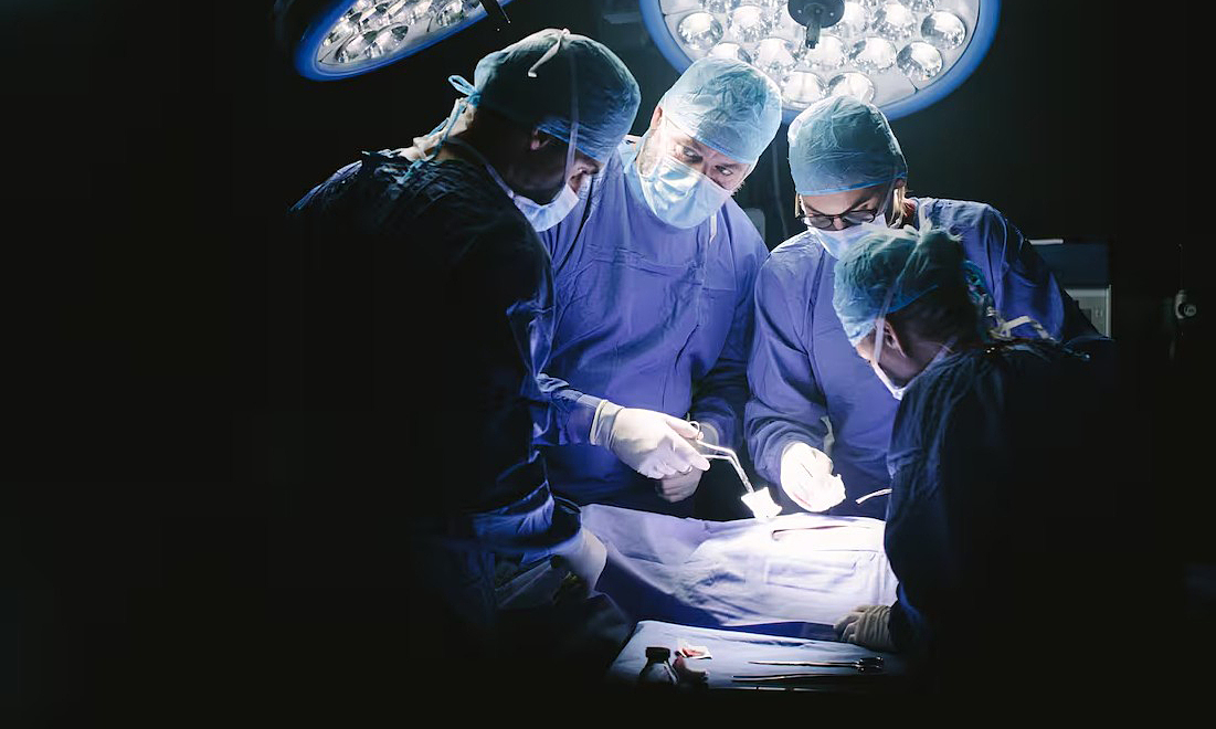 Đâm thủng mạch máu người bệnh, bác sĩ mổ bị tước quyền hành nghề