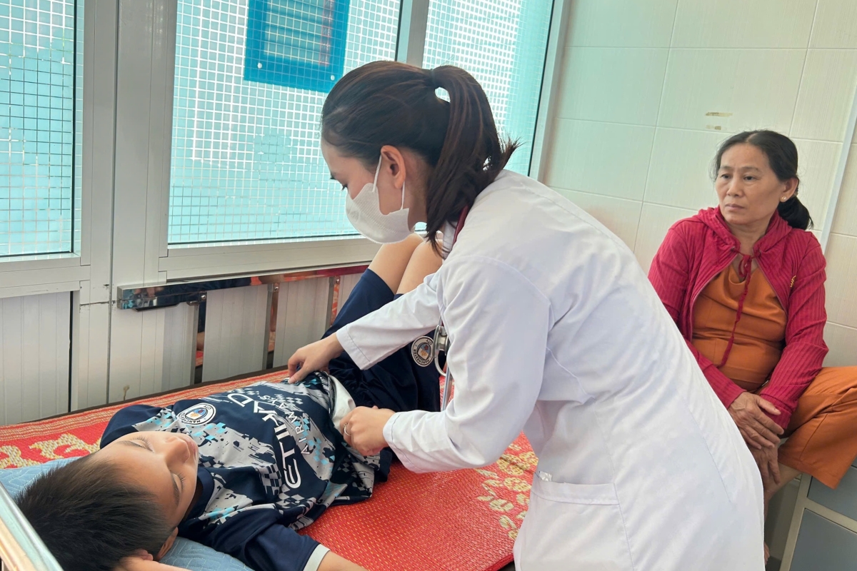 Tiệm bánh mì nghi làm 19 người ngộ độc lấy nguyên liệu nhiều nơi