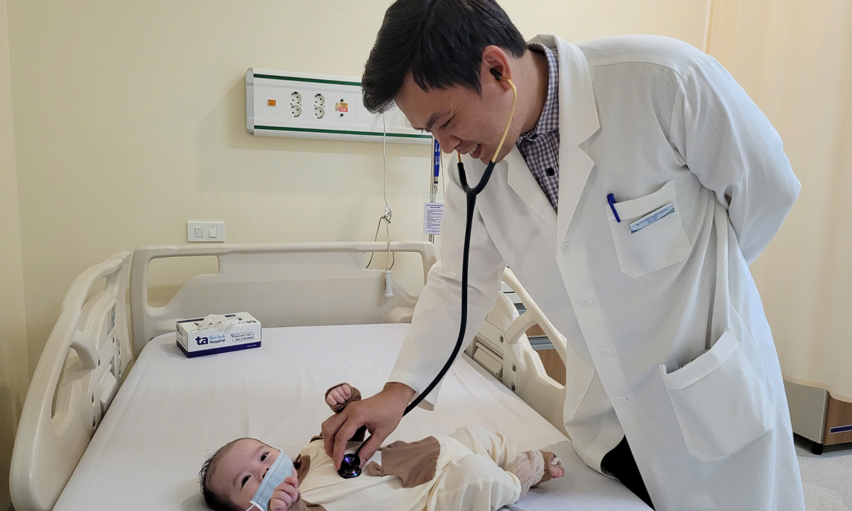 Bé trai nhiễm khuẩn tiết niệu do vi khuẩn kháng thuốc