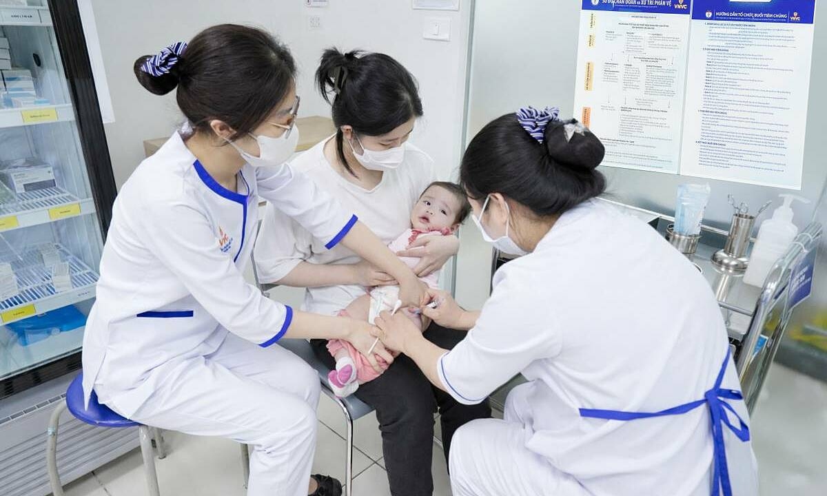 Có cần phải tiêm hai loại vaccine não mô cầu không?