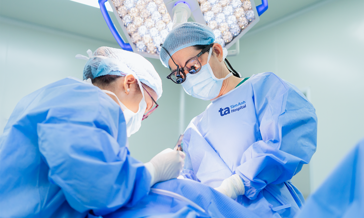 Bướu giáp thòng chèn ép khí quản người đàn ông