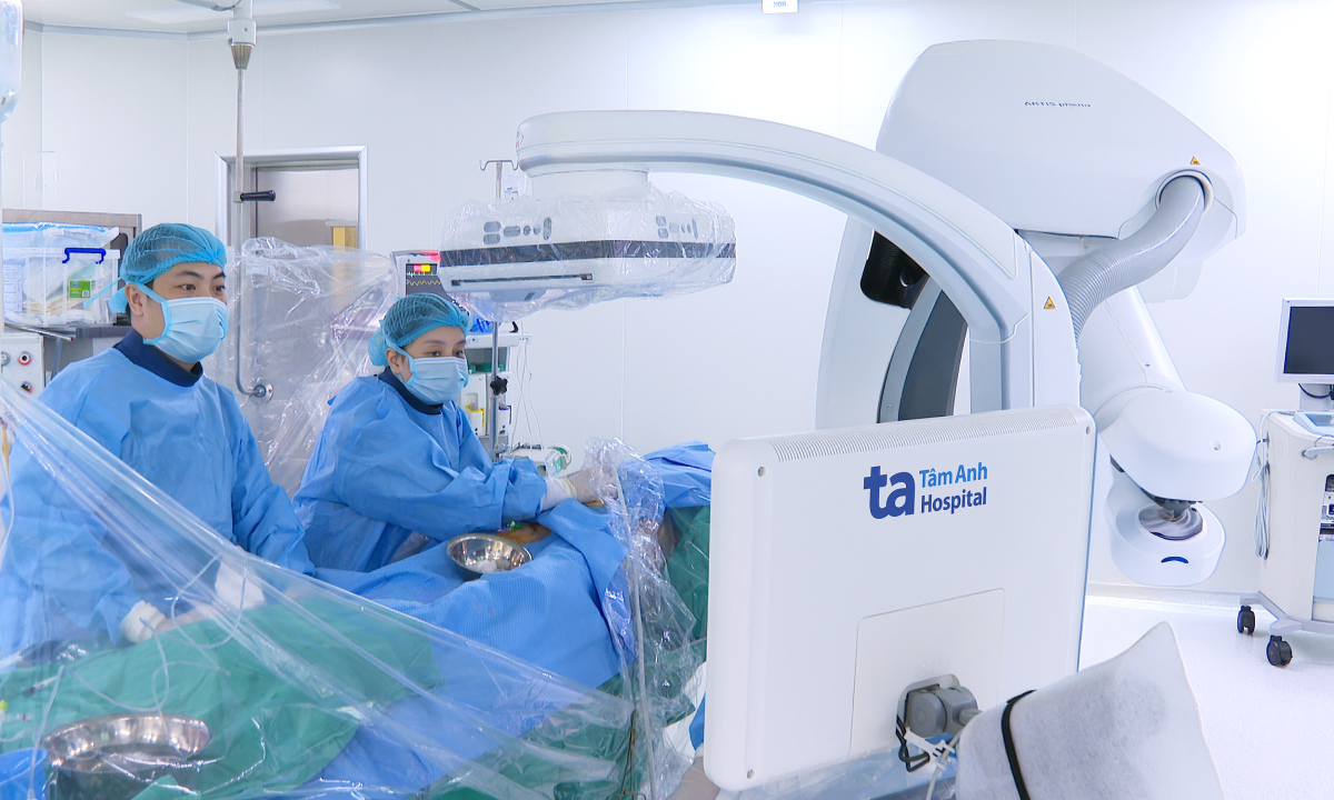 Tái thông huyết khối tĩnh mạch chân người đàn ông