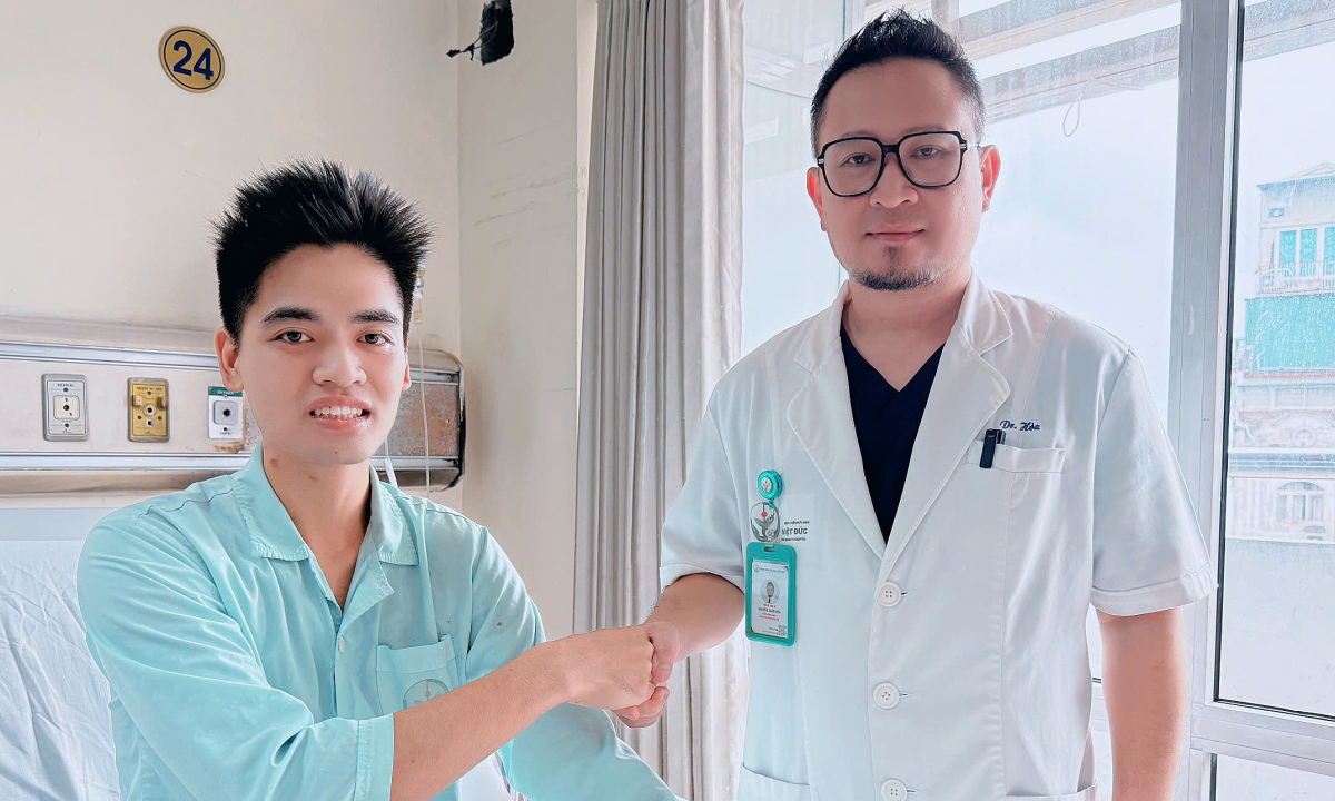 Bác sĩ cắt thận bệnh nhân ra sửa rồi ghép lại bằng đoạn mạch từ người hiến chết não