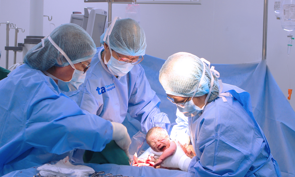 Sinh con sau 9 năm cắt tuyến giáp chữa ung thư