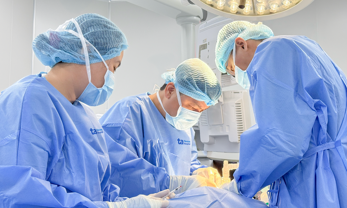 Bé trai 10 tuổi bị dị dạng tĩnh mạch môi