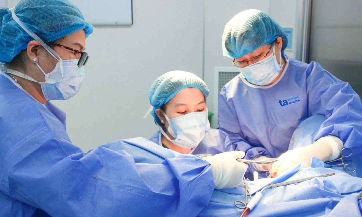 Cắt polyp tử cung trước khi thụ tinh ống nghiệm