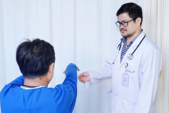 Bác sĩ Thảo thăm khám bệnh nhân. Ảnh: Bệnh viện cung cấp